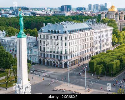 Vue aérienne du monument de la liberté de Riga et du paysage de rue environnant Banque D'Images