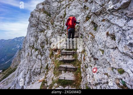 Ascension vers Kamnisko Sedlo, chemin équipé, alpes, Slovénie, Europe centrale,. Banque D'Images