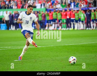 Düsseldorf, Allemagne. 6 juillet 2024. 06 juil. 2024 - Angleterre v Suisse - Championnats de l'UEFA Euro 2024 - quart de finale - Düsseldorf. Jude Bellingham prend sa pénalité lors de la fusillade contre la Suisse. Crédit photo : Mark pain/Alamy Live News Banque D'Images