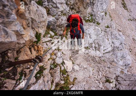 Ascension vers Kamnisko Sedlo, chemin équipé, alpes, Slovénie, Europe centrale,. Banque D'Images