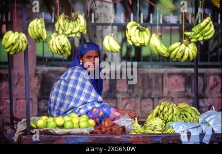 Femme vendant des fruits. Khajuraho. Madhya Pradesh. Inde. Asie. Banque D'Images