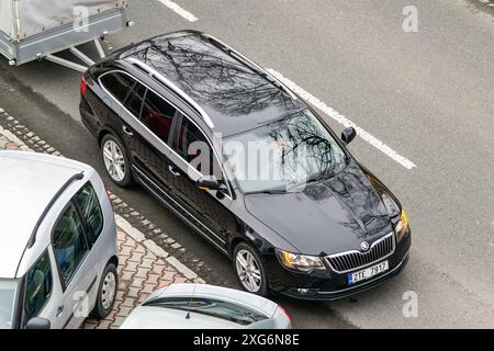 OSTRAVA, RÉPUBLIQUE TCHÈQUE - 24 AOÛT 2023 : Skoda Superb II Combi génération facelifted avec parking pour caravanes dans la rue Banque D'Images