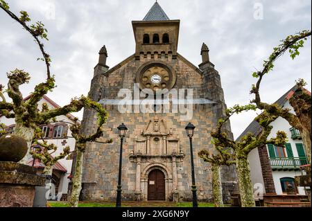 Burguete, Espagne- 17 mai 2024 : L'église Iglesia de San Nicolás de Bari à Burgguete. Banque D'Images