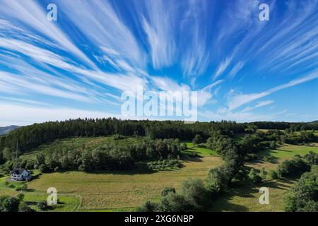 Ein schoener schöner Sommermorgen im Siegerland. Luftaufnahme der Natur Rund um den Ort Siegen-Oberschelden. Der Himmel ist blau mit leichter Bewoelkung Bewölkung, Cirruswolken. AM Bildrand relie Steht ein einzelnes Haus. Sommer im Siegerland AM 07.07.2024 à Siegen/Deutschland. *** Une belle matinée d'été à Siegerland vue aérienne de la nature autour du village de Siegen Oberschelden le ciel est bleu avec des nuages légers, des cirrus nuages au bord de l'image sur la gauche est une maison unique été à Siegerland le 07 07 07 2024 à Siegen Allemagne Banque D'Images