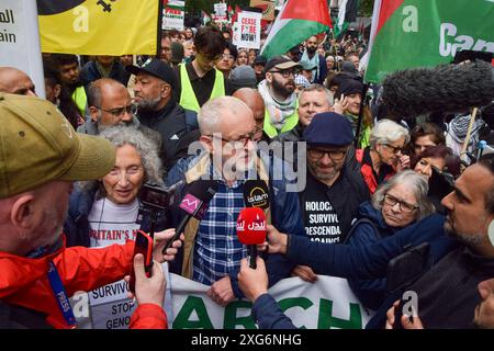 Londres, Royaume-Uni. 6 juillet 2024. Le député indépendant et ancien chef travailliste Jeremy Corbyn (c) et le candidat indépendant Andrew Feinstein (R) s'adressent aux médias pendant la marche. Des milliers de personnes ont défilé en solidarité avec la Palestine pour exiger un cessez-le-feu alors qu’Israël poursuit ses attaques contre Gaza. Crédit : Vuk Valcic/Alamy Live News Banque D'Images