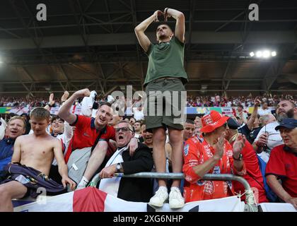 Dusseldorf, Allemagne. 6 juillet 2024. Les supporters anglais célèbrent le match du quart de finale des Championnats d'Europe de l'UEFA au stade Dusseldorf, Dusseldorf. Le crédit photo devrait se lire : Paul Terry/Sportimage crédit : Sportimage Ltd/Alamy Live News Banque D'Images