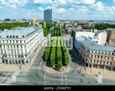 Vue aérienne de Riga Street avec coureurs et marcheurs un jour ensoleillé Banque D'Images