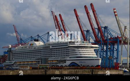 DAS Kreuzfahrtschiff AIDAprima verlässt den Hamburger Hafen. *** Le bateau de croisière AIDAprima quitte le port de Hambourg Banque D'Images