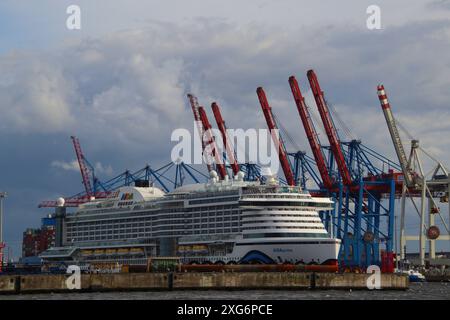 DAS Kreuzfahrtschiff AIDAprima verlässt den Hamburger Hafen. *** Le bateau de croisière AIDAprima quitte le port de Hambourg Banque D'Images