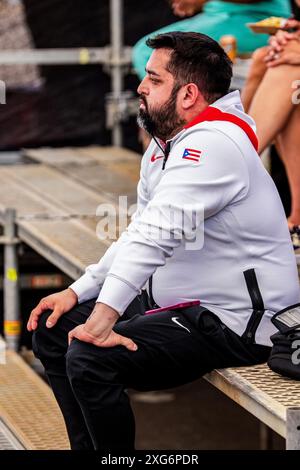 Edmonton, Canada. 05 juillet 2024. L'entraîneur de Porto Rico, Jerry Batista, regarde son équipe affronter le Chili lors du match stop du FIBA 3X3WS Tour entre Porto Rico et le Chili au Ice District d'Edmonton. Scores finaux ; Porto Rico 16:4 Chili. (Photo de Ron Palmer/SOPA images/SIPA USA) crédit : SIPA USA/Alamy Live News Banque D'Images