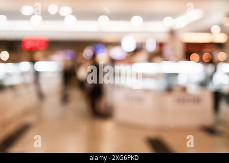 Les gens faisant du shopping au centre commercial brouillaient l'arrière-plan bokeh Banque D'Images