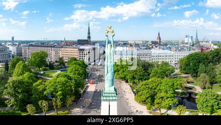 Vue aérienne du monument de la liberté et du parc environnant à Riga, Lettonie Banque D'Images