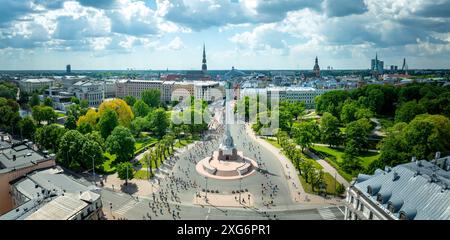 Vue aérienne du monument et du parc de la liberté pendant le marathon de Riga 2024 Banque D'Images