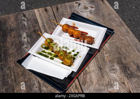 'Age mitarashi dango', une nourriture de rue japonaise à base de boulettes de farine de riz frites, nourriture typique de la ville d'Ishiyamadera, préfecture de Shiga, au Japon Banque D'Images