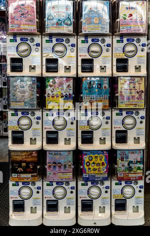 Gashapon machines, distributeur automatique à pièces de monnaie qui distribue des jouets capsule sous licence de personnages populaires dans l'anime japonais, manga, Kyoto, Japon Banque D'Images