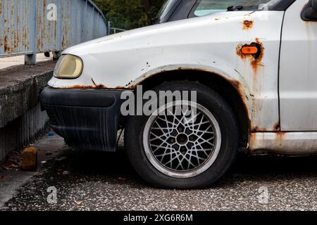 OSTRAVA, RÉPUBLIQUE TCHÈQUE - 8 SEPTEMBRE 2018 : voiture tchèque Skoda Felicia blanche rouillée endommagée par des soins négligés Banque D'Images