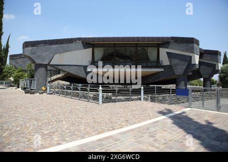 Église de la Maison Saint Pierre à Capernaum qui fut construite en 1990 en forme de bateau de pêcheurs sur le site où se trouvait la maison de Pierre Banque D'Images