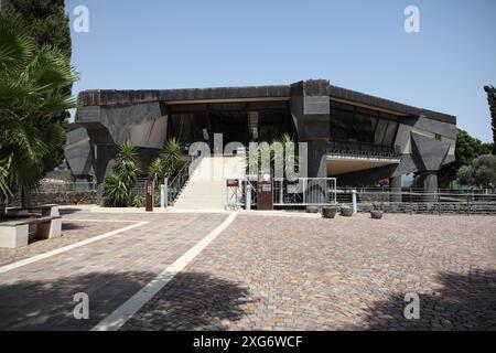 Église de la Maison Saint Pierre à Capernaum qui fut construite en 1990 en forme de bateau de pêcheurs sur le site où se trouvait la maison de Pierre Banque D'Images