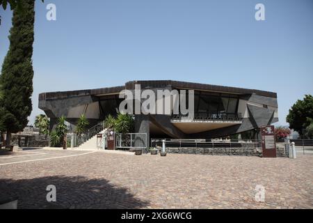 Église de la Maison Saint Pierre à Capernaum qui fut construite en 1990 en forme de bateau de pêcheurs sur le site où se trouvait la maison de Pierre Banque D'Images