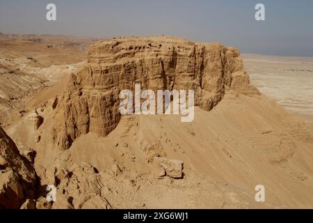 Masada, une forteresse du désert de Judée construite sur le terrain extrême du désert de Judée vu derrière, à droite se trouvent la vallée du Rift et la mer morte Banque D'Images