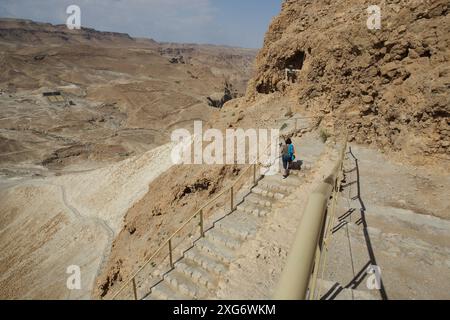 Une femme de 62 ans monte sur la rampe de Masada construite par les Romains afin qu'ils puissent conquérir Masada en 73 après JC. Trail & Steps a été sculpté par les Byzantins Banque D'Images