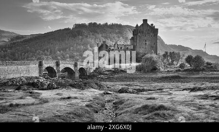 Château d'Eilean Donan sur le Kyle de Lochalsh en Écosse. Le pont voûté menant à l'île est l'une de ses caractéristiques emblématiques et les mieux reconnues Banque D'Images