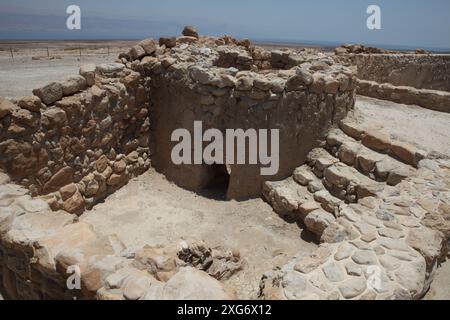 Étapes se dirigeant vers l'atelier de four et de poterie à Qumran près de l'endroit où des rouleaux de la mer morte ont été trouvés, derrière se trouve la mer morte vue dans le dos. Banque D'Images