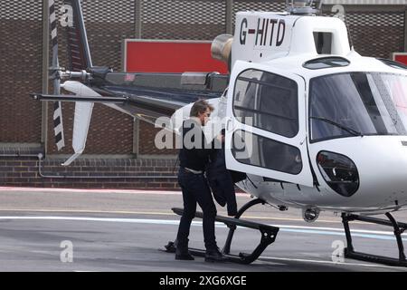 Londres 7 juillet 2024 Tom Cruise et Christopher MacQuarrie (Director Mission impossible ) s'envolent de Londres pour regarder le Grand Prix de Grande-Bretagne de formule 1 crédit : Anfisa Polyushkevych/Alamy Live News Banque D'Images