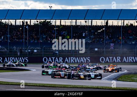 03 LINDBLAD Arvid (gbr), Prema Racing, Dallara F3 2019, 19 ZAGAZETA Matias (PER), Jenzer Motorsport, Dallara F3 2019, 20 LEON Noel (mex), Van Amersfoort Racing, Dallara F3 2019, action, départ, départ, lors de la 7ème manche du Championnat FIA de formule 3 2024 du 5 au 7 juillet 2024 sur le circuit de Silverstone, à Silverstone, Royaume-Uni - photo Diederik van der Laan / Agence photo néerlandaise / DPPI Banque D'Images