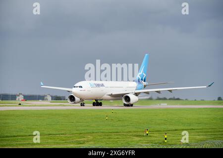Air Transat Airbus A330 est prêt pour le décollage sur la piste 2 de l'aéroport de Manchester Banque D'Images