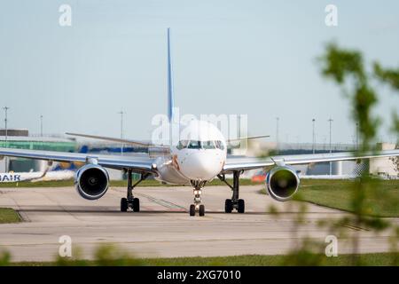 Jet 2 Boeing 757 G-LSAK à l'aéroport de Manchester Banque D'Images