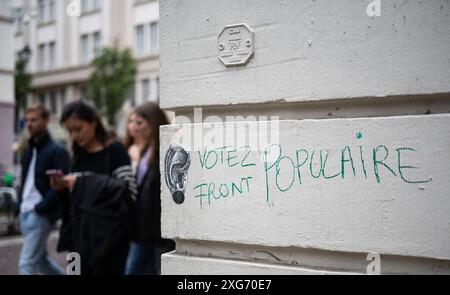 06 juillet 2024, France, Straßburg : 'Votez Front populaire' est écrit sur un mur à Strasbourg. Après la dissolution de l’Assemblée nationale par le président Emmanuel Macron il y a quelques semaines, la France votera enfin dimanche la nouvelle composition de la chambre parlementaire. Photo : Hannes P. Albert/dpa Banque D'Images