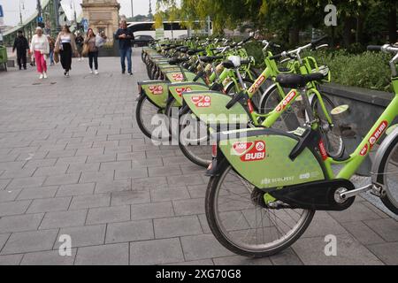 Vélos de location électriques dans le cadre du programme Mol Bubi amarré près du Liberty Bridge à Budapest, en Hongrie Banque D'Images