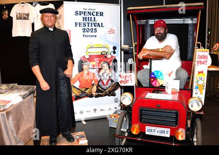 Terence Hill Figur und Bud Spencer Doppelgänger auf der German film Comic Con Babelsberg im Filmpark Babelsberg. Potsdam, 06.07.2024 *** figure de Terence Hill et Bud Spencer ressemblent à la bande dessinée allemande Con Babelsberg au Filmpark Babelsberg Potsdam, 06 07 2024 Foto:Xn.xKubelkax/xFuturexImagex comic con 4822 Banque D'Images