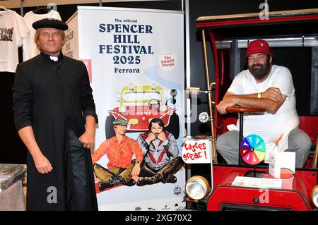 Terence Hill Figur und Bud Spencer Doppelgänger auf der German film Comic Con Babelsberg im Filmpark Babelsberg. Potsdam, 06.07.2024 Banque D'Images