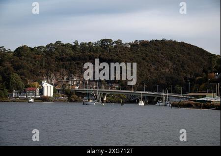 Le pont West Tamar et derrière, le pont du Roi enjambant l'entrée de la rivière Tamar dans la réserve Cataract gorge à Launceston, Tasmanie Banque D'Images