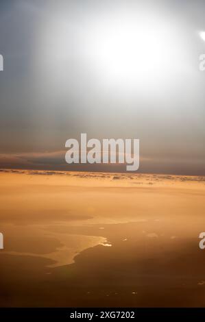 Vue aérienne au coucher du soleil de l'estuaire de 70 kilomètres de la Kanamaluka (son nom officiel) Tamar River dans le nord de la Tasmanie en Australie. La rivière Tamar Banque D'Images