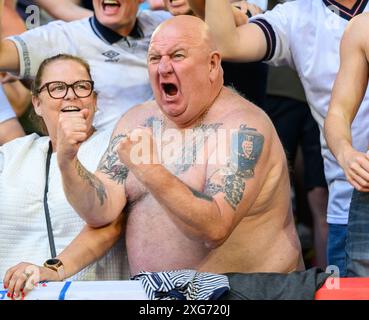 Düsseldorf, Allemagne. 6 juillet 2024,06 Juil 2024 - Angleterre v Suisse - Championnats de l'UEFA Euro 2024 - quart de finale - Düsseldorf. Un fan de l'Angleterre célèbre la victoire sur la Suisse. Image : Mark pain / Alamy Live News Banque D'Images