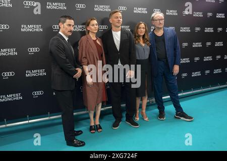 Clemens Schick, Christiane Paul, Tom Wlaschiha, Barbara Philipp und Rainer Bock BEI der Premiere des Kinofilms Die Ermittlung auf dem 41. Filmfest München 2024 im Gloria Palast. München, 06.07.2024 *** Clemens Schick, Christiane Paul, Tom Wlaschiha, Barbara Philipp et Rainer Bock à la première du long métrage Die Ermittlung au Filmfest 41 München 2024 au Gloria Palast Munich, 06 07 2024 Foto:Xn.xKolinzx/xFuturexImagex ermittlung 4707 Banque D'Images