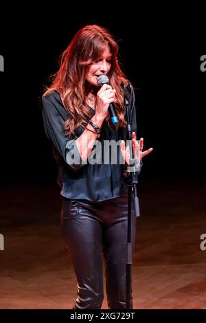 Milan Italie 6 juillet 2024 Carla Bruni au Teatro Dal Verme Milan © Roberto Finizio / Alamy Banque D'Images