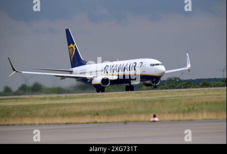 Ein Passagierflugzeug der Fluggesellschaft Ryanair vom Typ Boeing 737 MAX 8-200 mit der Kennung 9H-VVJ startet vom Flughafen Berlin-Brandenburg Ber. Ein Passagierflugzeug der Fluggesellschaft Ryanair vom Typ Boeing 737 MAX 8-200 mit der Kennung 9H-VVJ startet vom Flughafen Berlin-Brandenburg Ber. Berlin Berlin Deutschland *** Un avion de passagers Ryanair de type Boeing 737 MAX 8 200 immatriculé 9H VVJ décolle de l'aéroport de Berlin Brandebourg BER Un avion de passagers Ryanair de type Boeing 737 MAX 8 200 immatriculé 9H VVJ décolle de l'aéroport de Berlin Brandebourg BER Berlin Banque D'Images