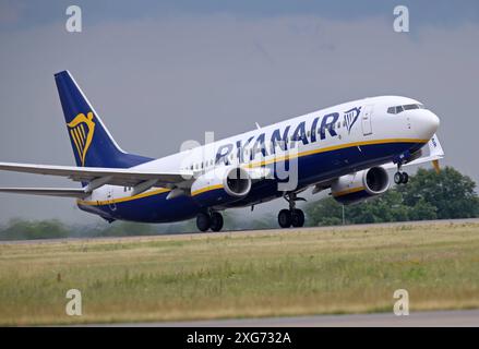 Ein Passagierflugzeug der Fluggesellschaft Ryanair vom Typ Boeing 737 MAX 8-200 mit der Kennung 9H-VVJ startet vom Flughafen Berlin-Brandenburg Ber. Ein Passagierflugzeug der Fluggesellschaft Ryanair vom Typ Boeing 737 MAX 8-200 mit der Kennung 9H-VVJ startet vom Flughafen Berlin-Brandenburg Ber. Berlin Berlin Deutschland *** Un avion de passagers Ryanair de type Boeing 737 MAX 8 200 immatriculé 9H VVJ décolle de l'aéroport de Berlin Brandebourg BER Un avion de passagers Ryanair de type Boeing 737 MAX 8 200 immatriculé 9H VVJ décolle de l'aéroport de Berlin Brandebourg BER Berlin Banque D'Images