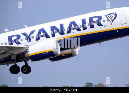 Ein Passagierflugzeug der Fluggesellschaft Ryanair vom Typ Boeing 737 MAX 8-200 mit der Kennung 9H-VVJ startet vom Flughafen Berlin-Brandenburg Ber. Ein Passagierflugzeug der Fluggesellschaft Ryanair vom Typ Boeing 737 MAX 8-200 mit der Kennung 9H-VVJ startet vom Flughafen Berlin-Brandenburg Ber. Berlin Berlin Deutschland *** Un avion de passagers Ryanair de type Boeing 737 MAX 8 200 immatriculé 9H VVJ décolle de l'aéroport de Berlin Brandebourg BER Un avion de passagers Ryanair de type Boeing 737 MAX 8 200 immatriculé 9H VVJ décolle de l'aéroport de Berlin Brandebourg BER Berlin Banque D'Images