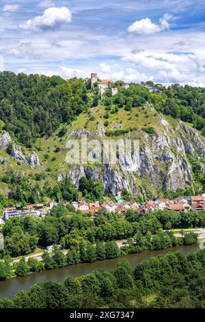 Château de Randeck sur le village Essing dans la vallée de Altmühltal Banque D'Images