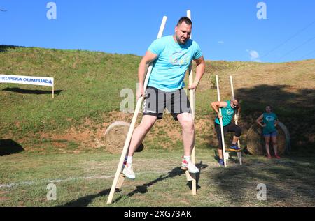 Karlovac, Croatie. 06 juillet 2024. Organisé par l'Association sportive de Kupa, une compétition internationale de jeux de vieux villages, les Jeux Olympiques de Prikup, a eu lieu sur le terrain de jeu de Kasuni le 06 juillet 2024 à Bosiljevo, Croatie. Dix équipes se sont affrontées dans sept disciplines - marcher sur des chaises, transporter du foin, transporter de l'eau, de la corde aux points, lancer des fers à cheval. Photo : Kristina Stedul Fabac/PIXSELL crédit : Pixsell/Alamy Live News Banque D'Images