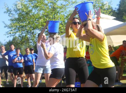 Karlovac, Croatie. 06 juillet 2024. Organisé par l'Association sportive de Kupa, une compétition internationale de jeux de vieux villages, les Jeux Olympiques de Prikup, a eu lieu sur le terrain de jeu de Kasuni le 06 juillet 2024 à Bosiljevo, Croatie. Dix équipes se sont affrontées dans sept disciplines - marcher sur des chaises, transporter du foin, transporter de l'eau, de la corde aux points, lancer des fers à cheval. Photo : Kristina Stedul Fabac/PIXSELL crédit : Pixsell/Alamy Live News Banque D'Images