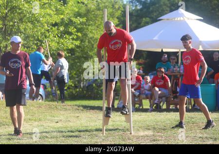 Karlovac, Croatie. 06 juillet 2024. Organisé par l'Association sportive de Kupa, une compétition internationale de jeux de vieux villages, les Jeux Olympiques de Prikup, a eu lieu sur le terrain de jeu de Kasuni le 06 juillet 2024 à Bosiljevo, Croatie. Dix équipes se sont affrontées dans sept disciplines - marcher sur des chaises, transporter du foin, transporter de l'eau, de la corde aux points, lancer des fers à cheval. Photo : Kristina Stedul Fabac/PIXSELL crédit : Pixsell/Alamy Live News Banque D'Images