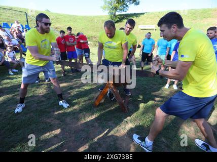 Karlovac, Croatie. 06 juillet 2024. Organisé par l'Association sportive de Kupa, une compétition internationale de jeux de vieux villages, les Jeux Olympiques de Prikup, a eu lieu sur le terrain de jeu de Kasuni le 06 juillet 2024 à Bosiljevo, Croatie. Dix équipes se sont affrontées dans sept disciplines - marcher sur des chaises, transporter du foin, transporter de l'eau, de la corde aux points, lancer des fers à cheval. Photo : Kristina Stedul Fabac/PIXSELL crédit : Pixsell/Alamy Live News Banque D'Images