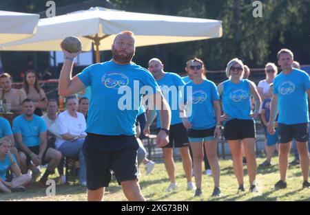 Karlovac, Croatie. 06 juillet 2024. Organisé par l'Association sportive de Kupa, une compétition internationale de jeux de vieux villages, les Jeux Olympiques de Prikup, a eu lieu sur le terrain de jeu de Kasuni le 06 juillet 2024 à Bosiljevo, Croatie. Dix équipes se sont affrontées dans sept disciplines - marcher sur des chaises, transporter du foin, transporter de l'eau, de la corde aux points, lancer des fers à cheval. Photo : Kristina Stedul Fabac/PIXSELL crédit : Pixsell/Alamy Live News Banque D'Images