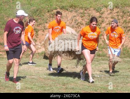 Karlovac, Croatie. 06 juillet 2024. Organisé par l'Association sportive de Kupa, une compétition internationale de jeux de vieux villages, les Jeux Olympiques de Prikup, a eu lieu sur le terrain de jeu de Kasuni le 06 juillet 2024 à Bosiljevo, Croatie. Dix équipes se sont affrontées dans sept disciplines - marcher sur des chaises, transporter du foin, transporter de l'eau, de la corde aux points, lancer des fers à cheval. Photo : Kristina Stedul Fabac/PIXSELL crédit : Pixsell/Alamy Live News Banque D'Images